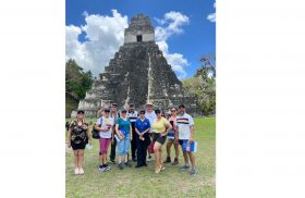Grupo de personas en Tikal